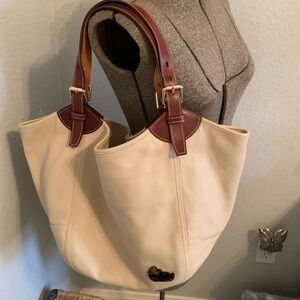 Dooney & Bourke XL Luxurious Italian leather Shoulder Bag❤️